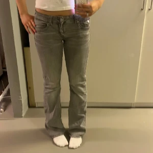 Gråa lågmidjade jeans - Super snygga gråa jeans från Gina❤️ Skriv vid frågor💕