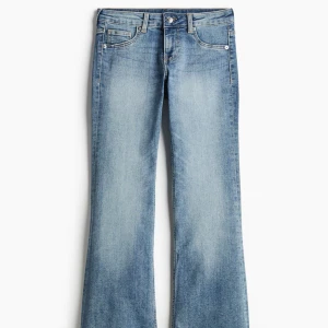 Blå jeans  - Midjemått: 35cm innerbenslängden: 82cm  