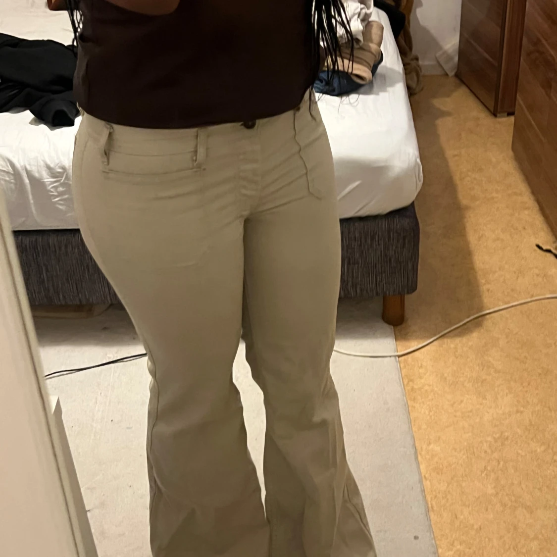 Beige bootcut byxor med fickor - 1