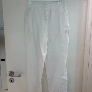 Vita linnebyxor  - Vita linnebyxor från H&M. Det är short-modell och är storlek 34 (har dock klippt bort lappen pga skav). Använda få gånger och är i bra skick. 