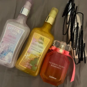Fyra parfymer & mist från kända märken - Säljer fyra fräscha dofter: Hawaiian Tropic Aloha wCoco (lila shimmer mist 75% kvar), Golden Paradise (guldig shimmer mist helt ny! ), Victoria's Secret Bombshell Summer (röd/rosa flaska med rosett50ml kvar i flaskan )  Perfekta för dig som älskar tropiska och söta dofter. Går att köpa separat
