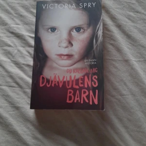 Du kallade mig djävulens barn - En gripande och verklighetsbaserad bok om Victoria Sprys tuffa uppväxt och kampen för att överleva mot alla odds. Perfekt för dig som gillar starka berättelser om mod, motgångar och att hitta ljuset på andra sidan mörkret.