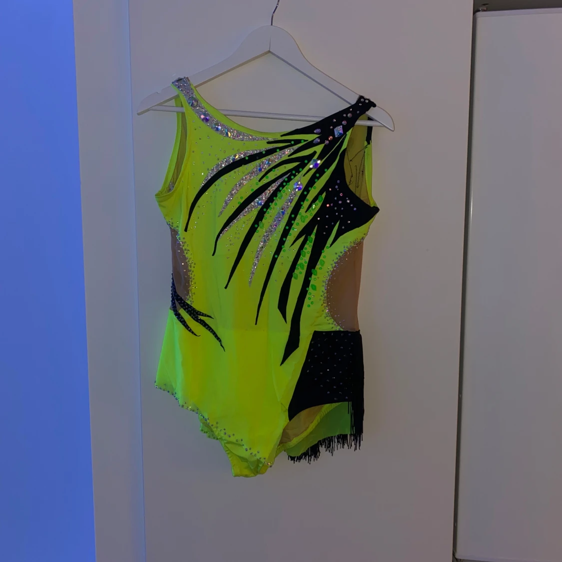 Neongul glittrig dansklänning med fransar - 1