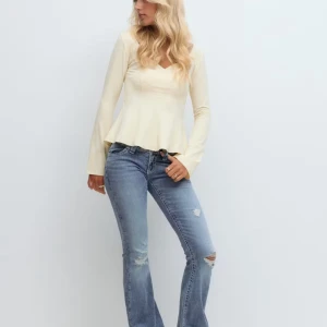 14+ sparkle low flare jeans Gina  - Jätte snygga helt oanvända låg midjade jeans från Ginatricot. Säljer för jag råkat beställa två stycken. Stl xs