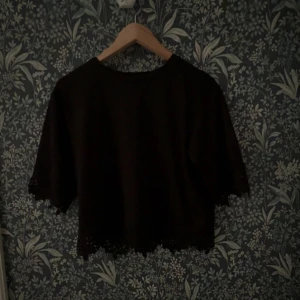 så snygg Zara topp!!  - säljer denna supersnygga toppen från Zara med spetsdetaljer i storlek S! säljer pga att jag inte får användning av den längre! skriv för bättre bilder på eller om du har några frågor! 💗