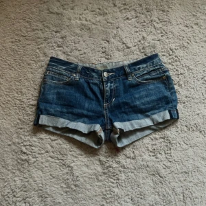 Blå jeansshorts från Sportsgirl - Snygga blå jeansshorts från Sportsgirl, står tyvärr ingen storlek men skulle säga xs-s