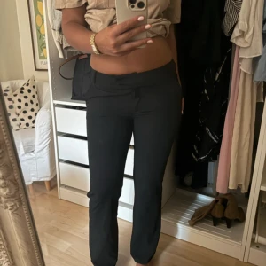 Svarta kostymbyxor från Mexx - Säljer ett par svarta kostymbyxor från Mexx i klassisk rak modell. Byxorna har low waist och är tillverkade i ett mjukt material som sitter snyggt och bekvämt. 