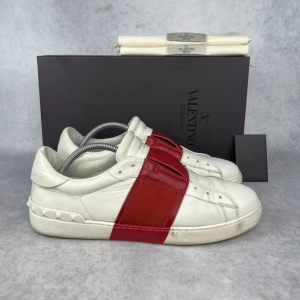 Valentino open sneaker - – Condition: 7/10  – What is included:  Only the sneakers  – Retail price: 7280