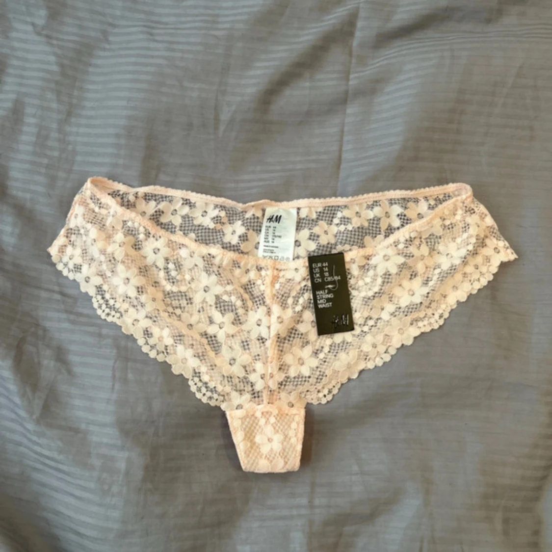 Blommiga spets-trosor från H&M