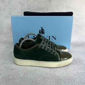 Lanvin DBB1 cap toe sneaker - – Condition: 9/10  - Size: 39/UK5  – What is included: Only the sneakers  – Retail price: 5000 + SEK  Please note that Lanvins fit big and our recommendation is to go one size down