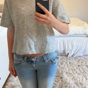 Grå stickad kortärmad tröja 💓 - Säljer en jättefin grå kortärmad från Gina i storlek S, perfekt nu till hösten 💕