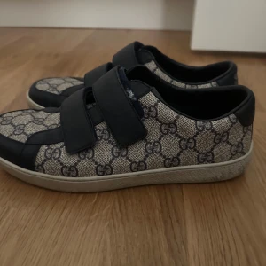 Gucci sneakers med monogram och kardborre - Intresse koll på mina Gucci skor, dom är köpta på Plick med äkthets lapp och låda med. Har inte använt dom något alls nästan. 