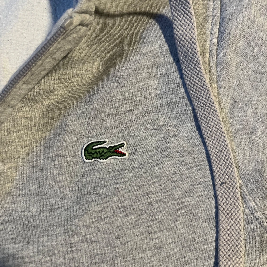 Grå hoodie från Lacoste - 2
