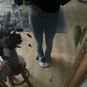 Bootcut ljusblå jeans från g perfect jeans XS - Säljer ett par ljusblå bootcut jeans från g perfect jeans i storlek XS. Jeansen har klassisk femficksdesign, mid midja och är tillverkade i mjukt denimtyg med lite stretch. Snygg passform som sitter tajt upptill och släpper vid benslutet. Har slits längst ner. Säljer pga att jag rensar garderoben, kom privat för frågor eller fler bilder.💘 jag är 160cm. Nypris: 499.