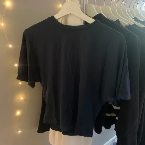 Mörkblå croppad t-shirt  - Svart t-shirt från lager 157 med korta ärmar och croppad passform. Använd fåtal gånger, nypris 100kr🤍