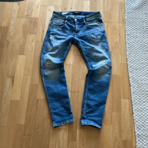 Replay anbass blå slitna jeans - Säljer ett par replay anbass nyskick. Passar ej mig. Pris går att diskutera 