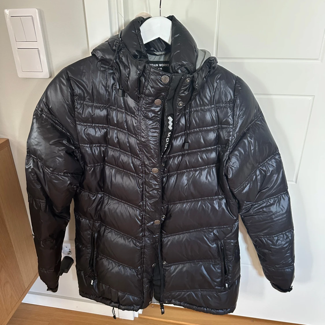 Svart dunjacka från Mountain Works
