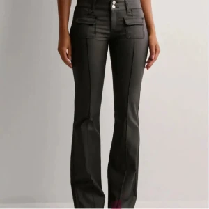 Svarta bootcut byxor med fickor - Snygga svarta bootcut byxor från Nelly som är slutsålda, jättefräscha o snygga! 
