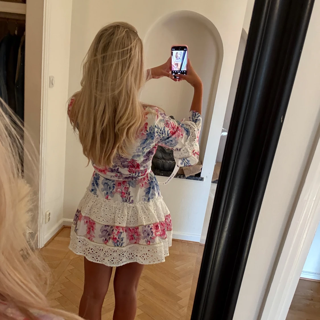 Blommig vit kortklänning från Bella barnet - 2