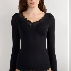 Intimissimi tröjor - Säljer nu två intimissimi tröjor 💕 den som INTE är v ringad har några hål i sig så därav priset, inga andra skador på någon av dom dvs den v ringade är som ny💕 säljer båda tillsammans för 700kr original priset 1118kr💕