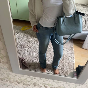 Ljusblå jeans - Mid waist ljusblå jeans från weekday.