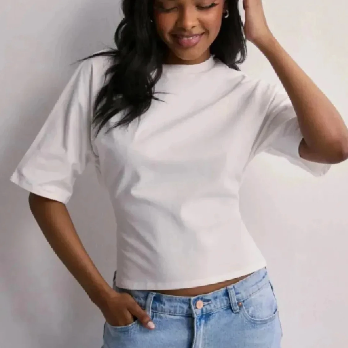 Vit croppad topp med knyt i ryggen