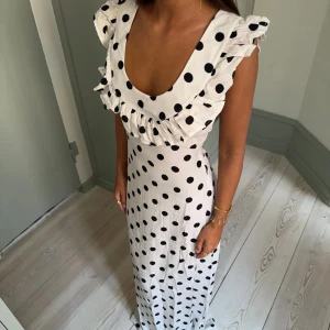 prickig klänning - aldrig använd, bara testad. Säljer pga jag inte hann returnera den! köpte den för 700 kr 