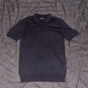 Dressman Piké - Säljer en mörkblå piké ifrån dressman i storlek S. Har använt denna kanske 4-5 gånger så skicket är fint. 