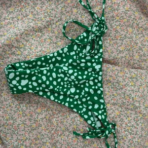Gröna bikinitrosor med vita prickar - Söta gröna bikinitrosor med vita prickar på från Shein, aldrig användna!!