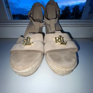 Skor - Snygga skor med känsla av     2000-tal, de är använda men ser bra ut och sitter bra på. Olika priser men runt 1000 :- . De båda är fina märken därpå är priset ganska högt, skriv vid intresse☺️