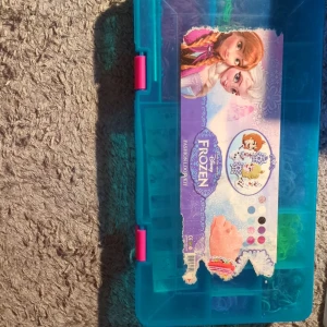 Frozen armbands-kit med charms - Säljer ett Frozen Fashion Loop Kit med massor av färgglada gummiband. Setet innehåller även söta charms med Elsa, Anna och Olaf. Oanvända gummiband. 
