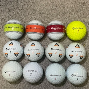 TaylorMade Golfbollar - Samling av TaylorMade golfbollar i olika färger och mönster, perfekt för dig som vill sticka ut på golfbanan. Passar både nybörjare och erfarna spelare som vill ha kvalitet och stil på sin utrustning.