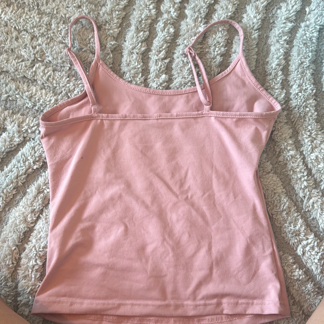 Ljusrosa linnetopp med smala axelband - 1