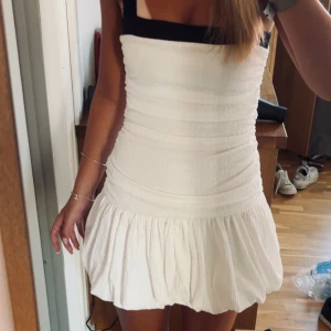 vit volangklänning från zara - jättefin vit volangklänning från zara. Alla bilder är mina egna! 