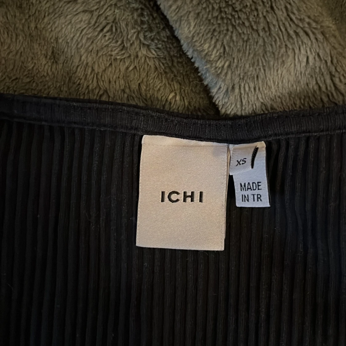 Svart ribbad T-shirt  - 2