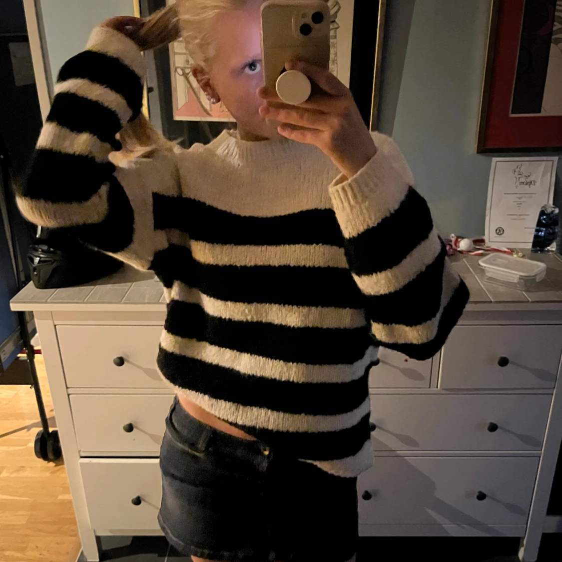 Randig stickad tröja i svart och vitt - 2