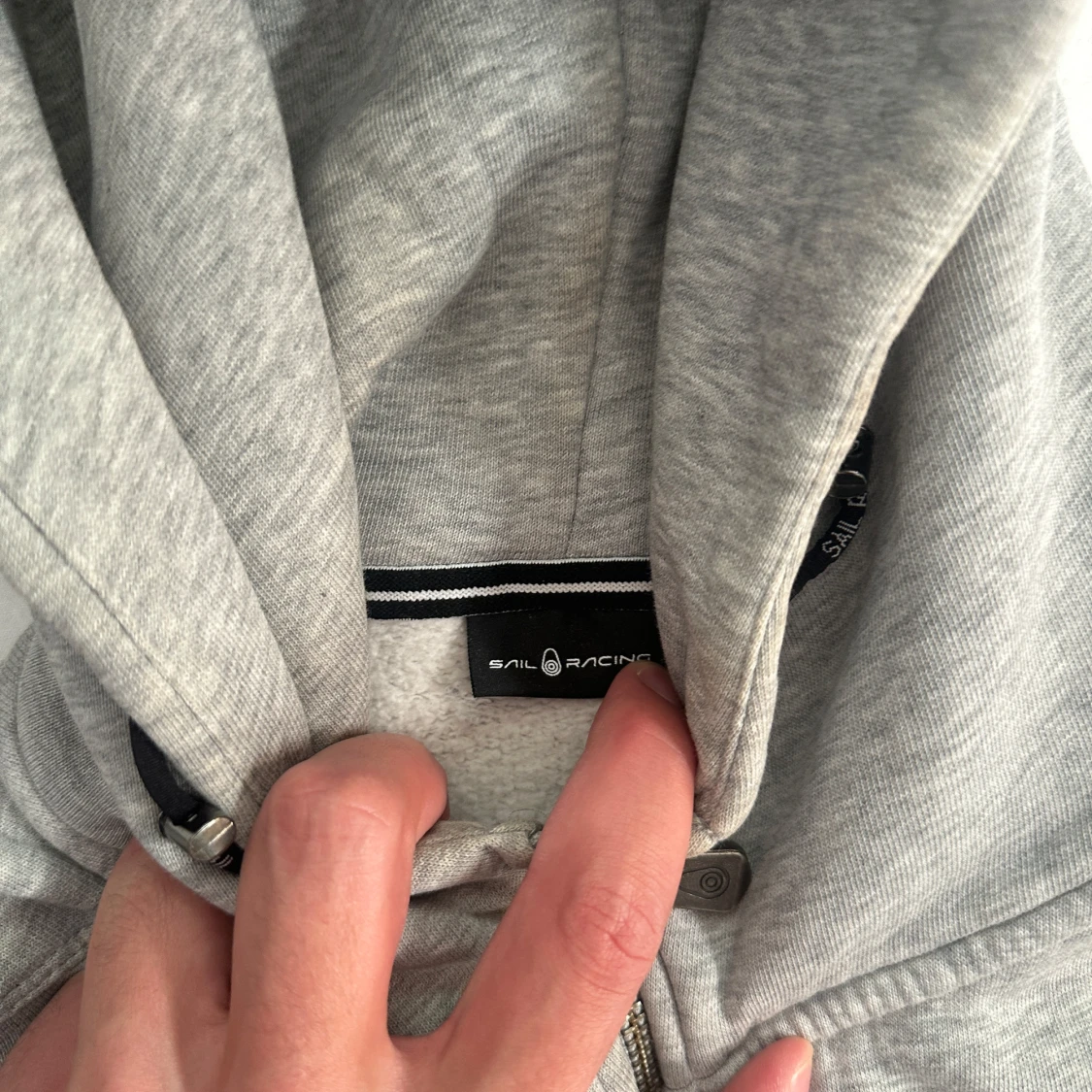 Grå hoodie från Sail Racing - 1