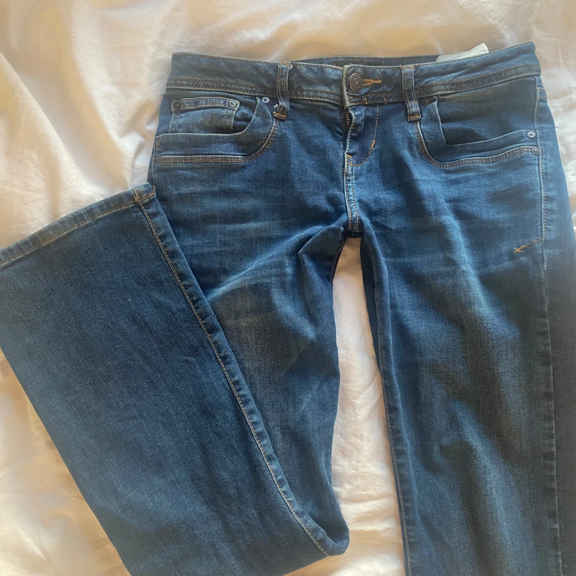 Blå bootcut jeans från LTB, lågmidjade  - 1