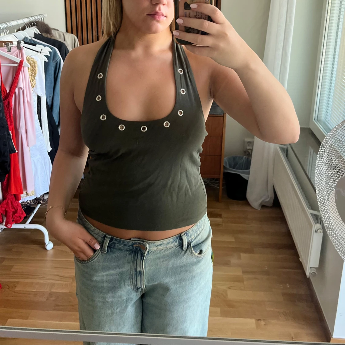 Halterneck topp med ”nitar”