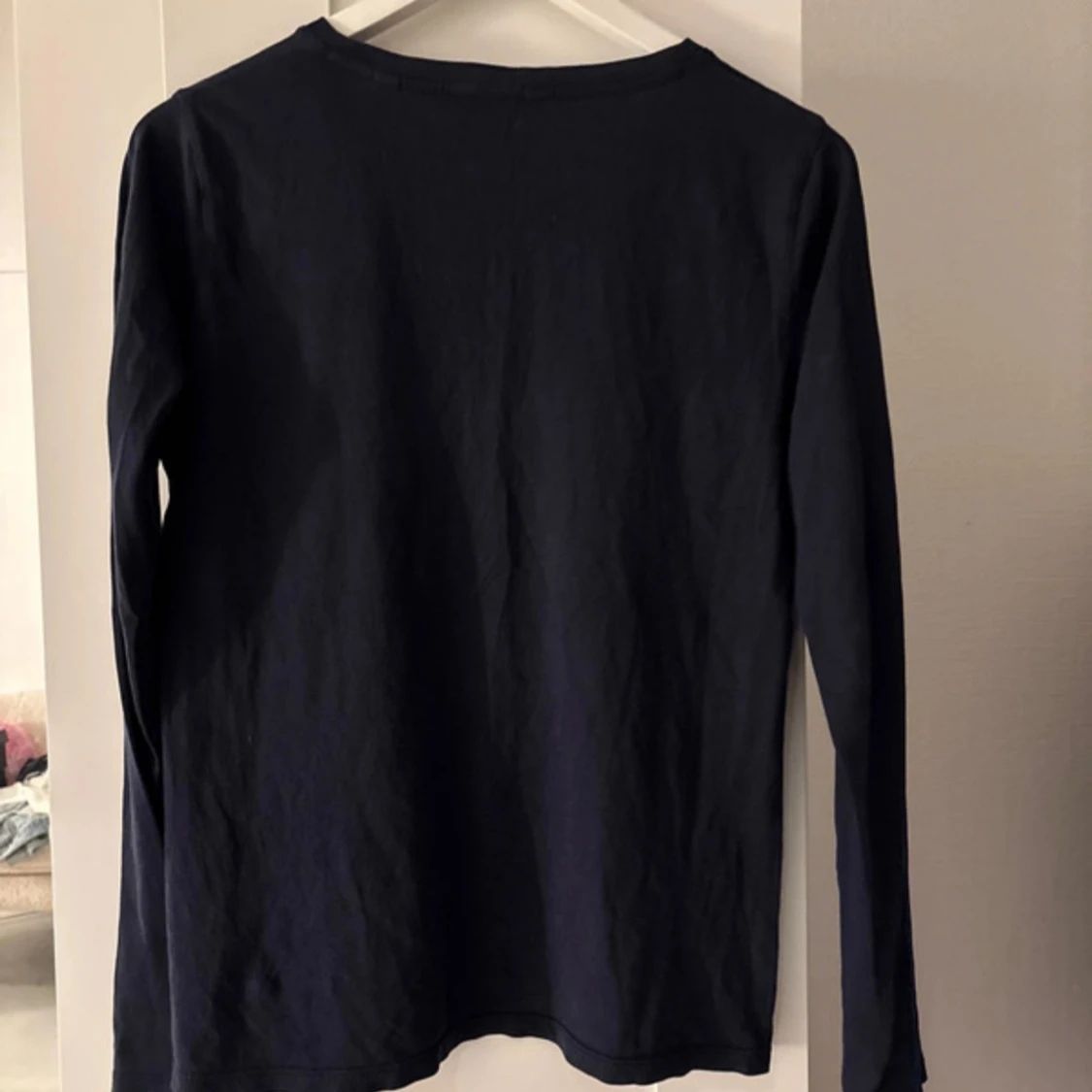 Mörkblå långärmad tröja  - 2
