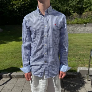 Randig Morris skjorta - Vit/ blå randig Morris skjorta || Storlek S || Skjortan är i bra skick || Mitt pris 499kr || Modellen på bilden är 170cm och väger 62kg || Tveka inte på att höra av dig vid frågor eller funderingar 