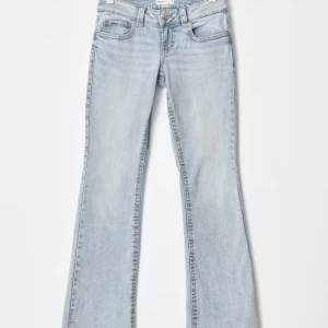 Jeans från Gina tricot - Super snygga jeans från Gina tricot, dem är i storlek 32 och i bra skick💞 skriv om ni vill ha fler bilder på dem!