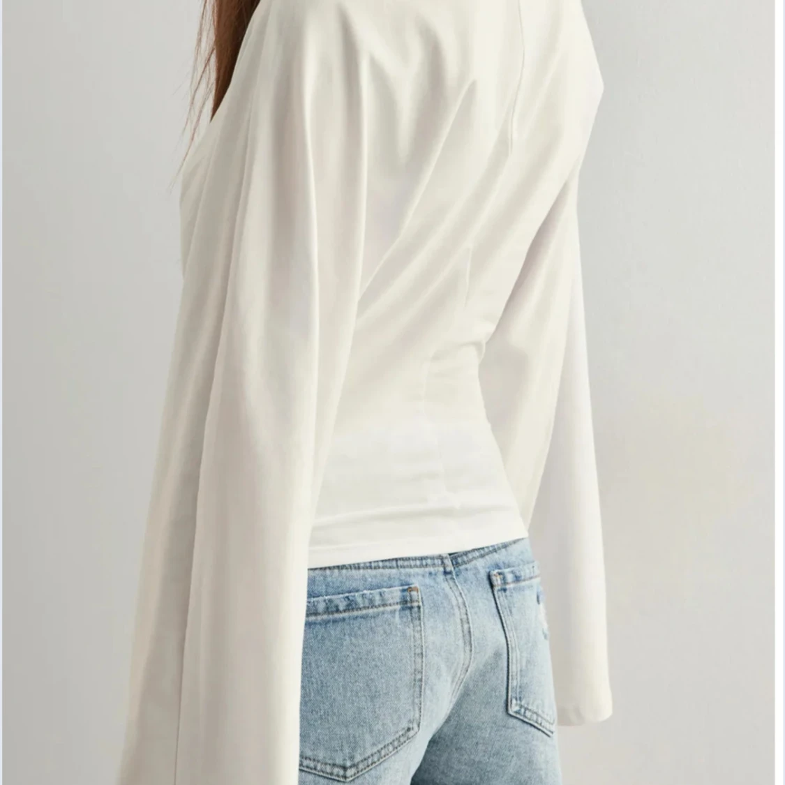 Vit långärmad topp med vida ärmar - 1
