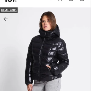 Svart pufferjacka från 157, XS - Snygg svart pufferjacka från lager  157 i glansigt material. I storlek xs🩷Sparsamt använd! 🩷