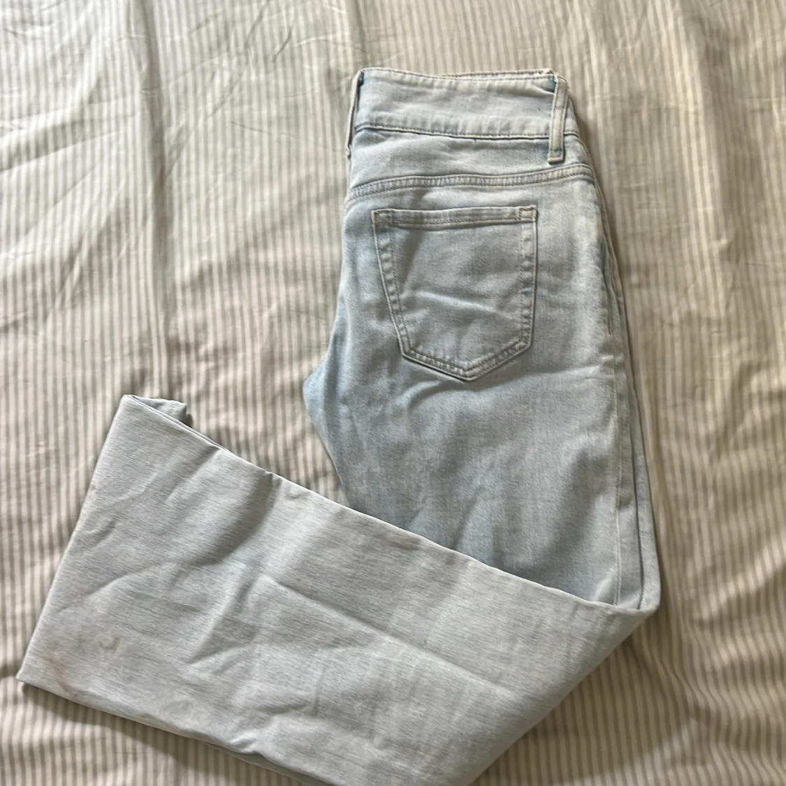 Bootcut ljusblå jeans med pressveck - 1