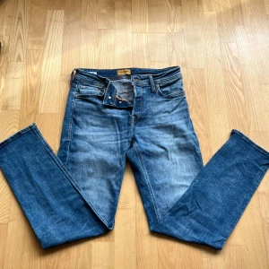 Jack & Jones jeans - Blå taperd jeans från Jack & Jones, fin tvätt och sitter väldigt skönt på kroppen, knappt använda och inga defekter🙌