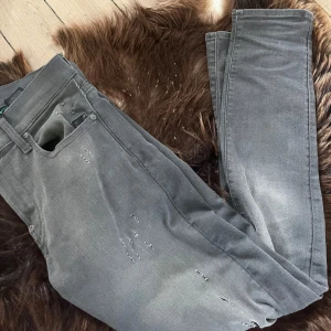 Gstar jeans - Säljer nu dessa feta G star jeansen i färgen grå! De har slitningar och har passformen revend! Storlek 30/32. Vid snabb affär, bättre pris!!. Skriv vid ytterligare frågor/funderingar!!