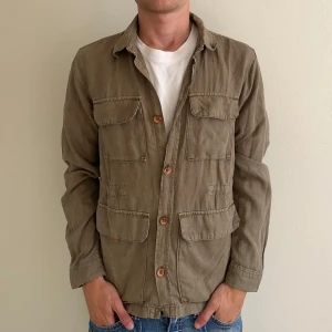 Linne overshirt  - Linne overshirt köpt i Italien. Som ny, köpt denna sommaren och använd max 3 gånger. Storlek S. Nypris 1099kr, köp för endast 499kr.  