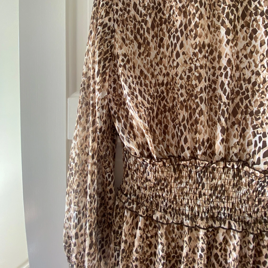 Jättesnygg leopardmönstrad kort klänning från Zara - 4