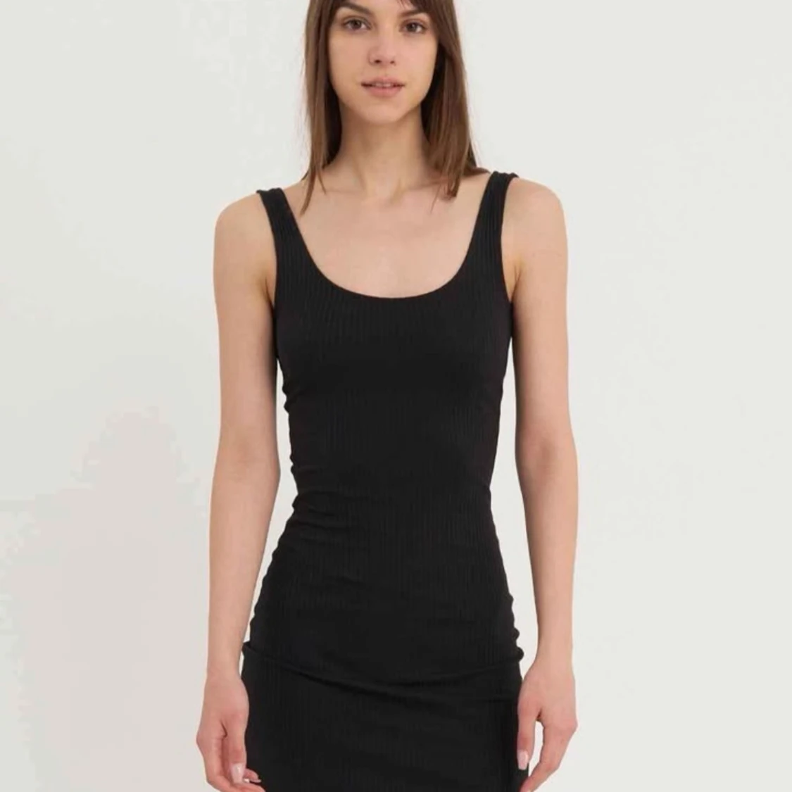 Svart ribbad ärmlös kortklänning
